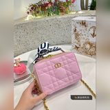 Подарочная упаковка с шарфом Dior Caro. Сумка для фотоаппарата очень практична и