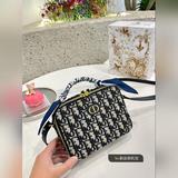 Подарочная упаковка с шарфом Dior Caro. Сумка для фотоаппарата очень практична и