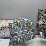 Подарите шарф (в складной коробке) Сумка Dior Lady Classic.