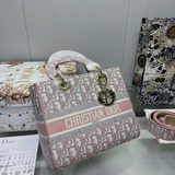 Подарите шарф (в складной коробке) Сумка Dior Lady Classic.