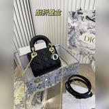 Складная сумка Dior Diana. Эксклюзивная фотография Dior. Цвет соответствует дейс