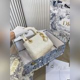 Складная сумка Dior Diana. Эксклюзивная фотография Dior. Цвет соответствует дейс