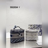 Косметичка Dior в подарочной коробке. Здравствуйте, мы снова вместе. Сегодня мы 
