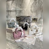 Оригинальная кожа овцы привлекает внимание с первого взгляда. Новая модель сумки