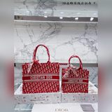 Полный комплект упаковки в виде герметичной складной коробки + шелковый платок. 