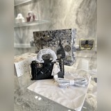 Оригинальная кожа овцы привлекает внимание с первого взгляда. Новая модель сумки