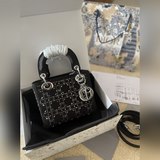 Складная подарочная коробка с шелковым шарфом [Lady Dior, три квадрата из шелка 
