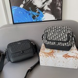 DIOR HIT THE ROAD серия CD Diamond сумка-почтальон с клапаном.