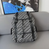 DIOR HIT THE ROAD серия CD Diamond рюкзак с клапаном и шнурком.