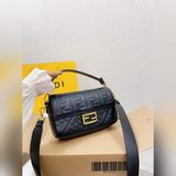 Складная сумка Fendi baguette среднего размера привлекла мое внимание с первого 