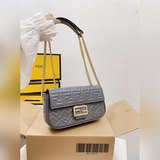 Складная сумка Fendi baguette среднего размера привлекла мое внимание с первого 