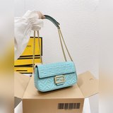 Складная сумка Fendi baguette среднего размера привлекла мое внимание с первого 