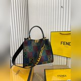Сумка Fendi очень привлекательная и вместительная, модная и стильная. Незаменимы
