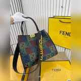 Сумка Fendi очень привлекательная и вместительная, модная и стильная. Незаменимы