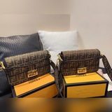Подарочная упаковка) Сумка Fendi Baguette (baguette) Можно носить как через плеч