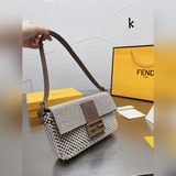 Винтажная сумка Fendi с подмышечным клапаном. Fendi прибыла, принесите Fendi.