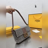 Винтажная сумка Fendi с подмышечным клапаном. Fendi прибыла, принесите Fendi.