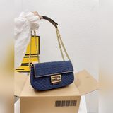 Складная сумка Fendi baguette среднего размера привлекла мое внимание с первого 