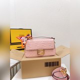 Складная сумка Fendi baguette среднего размера привлекла мое внимание с первого 
