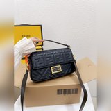 Складная сумка Fendi baguette среднего размера привлекла мое внимание с первого 