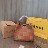 Fendi (Фенди) 88-летие Fendi сумка, гладкая текстура, четкие линии кроя. Две шту