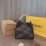 Fendi (Фенди) 88-летие Fendi сумка, гладкая текстура, четкие линии кроя. Две шту