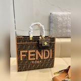 Fendi Большая сумка для покупок! Очень стильная сумка, которая привлечет внимани