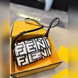 Сумка Fendi 22 из новой коллекции с футляром. Сумка Fendi в форме багета, котора