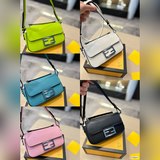 Сумка Fendi 22 из новой коллекции в желеобразном цвете. Сумка Fendi в форме бато
