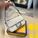 Сумка Fendi 22 из новой коллекции в желеобразном цвете. Сумка Fendi в форме бато