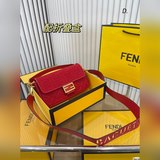 Складная сумка Fendi Baguette Fendi, классическая сумка-багет, универсальная и с