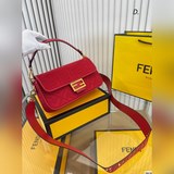 Складная сумка Fendi Baguette Fendi, классическая сумка-багет, универсальная и с