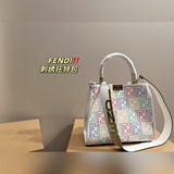 Размер 29,25 см. Сумка-тоут с вышивкой Fendi выглядит очень стильно и является о