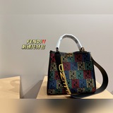 Размер 29,25 см. Сумка-тоут с вышивкой Fendi выглядит очень стильно и является о