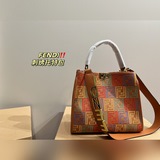 Размер 29,25 см. Сумка-тоут с вышивкой Fendi выглядит очень стильно и является о