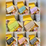 Складная коробка. Новая коллекция Fendi 22. Сумка-батон под мышкой от Fendi с ре