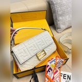 Складная коробка. Новая коллекция Fendi 22. Сумка-батон под мышкой от Fendi с ре