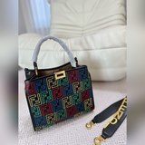 Fendi Tote – очень стильная сумка, которая привлечет внимание на улице. Несмотря