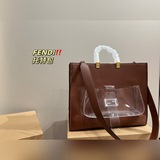 Размер 41,34 см. Сумка Fendi Totter выглядит великолепно на верхней части тела. 