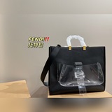 Размер 41,34 см. Сумка Fendi Totter выглядит великолепно на верхней части тела. 