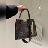 Fendi (Фенди) 88-летие Fendi сумка, гладкая текстура, четкие линии кроя. Две шту