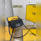 Складная сумка Fendi Baguette Fendi, классическая сумка-багет, универсальная и с