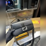 (Складная подарочная коробка) Сумка Fendi Baguette. Можно носить как через плечо