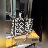 С принтом Fendi. Любимая сумка Fendi Sunshine Mini Tote.