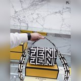 Принт ｜Fendi Vintage сумка-багет, запечатленная на улицах Милана во время Недели