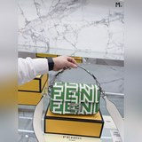 Принт | Fendi Vintage сумка-багет, Миланская неделя моды, уличная мода.