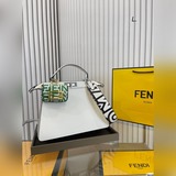 Сумка Fendi с застежкой-замком идеально подходит для повседневных поездок на раб