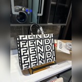 С принтом Fendi. Любимая сумка Fendi Sunshine Mini Tote.