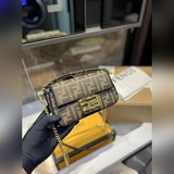 (Подарочная упаковка) Сумка Fendi Baguette. Можно носить как через плечо, так и 