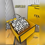 Складная сумка Fendi & Marc Jacobs. Сумка Fendi выглядит очень стильно.